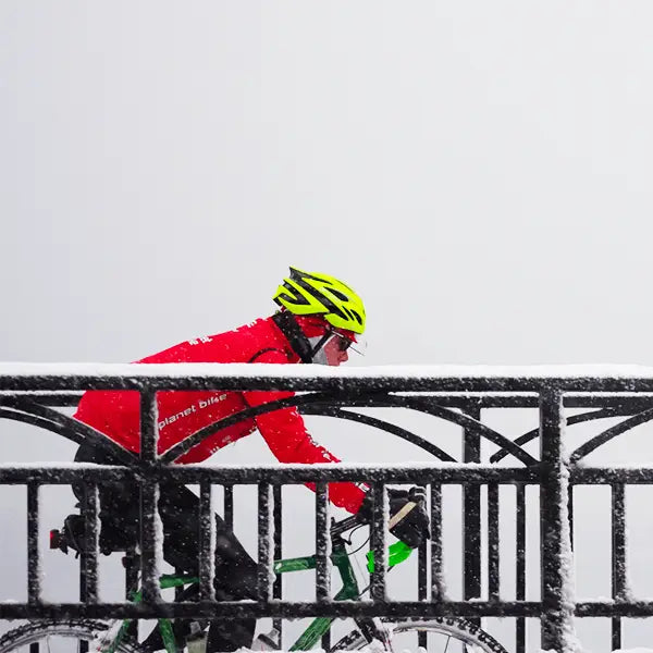 Cómo vestirse para la bicicleta de invierno